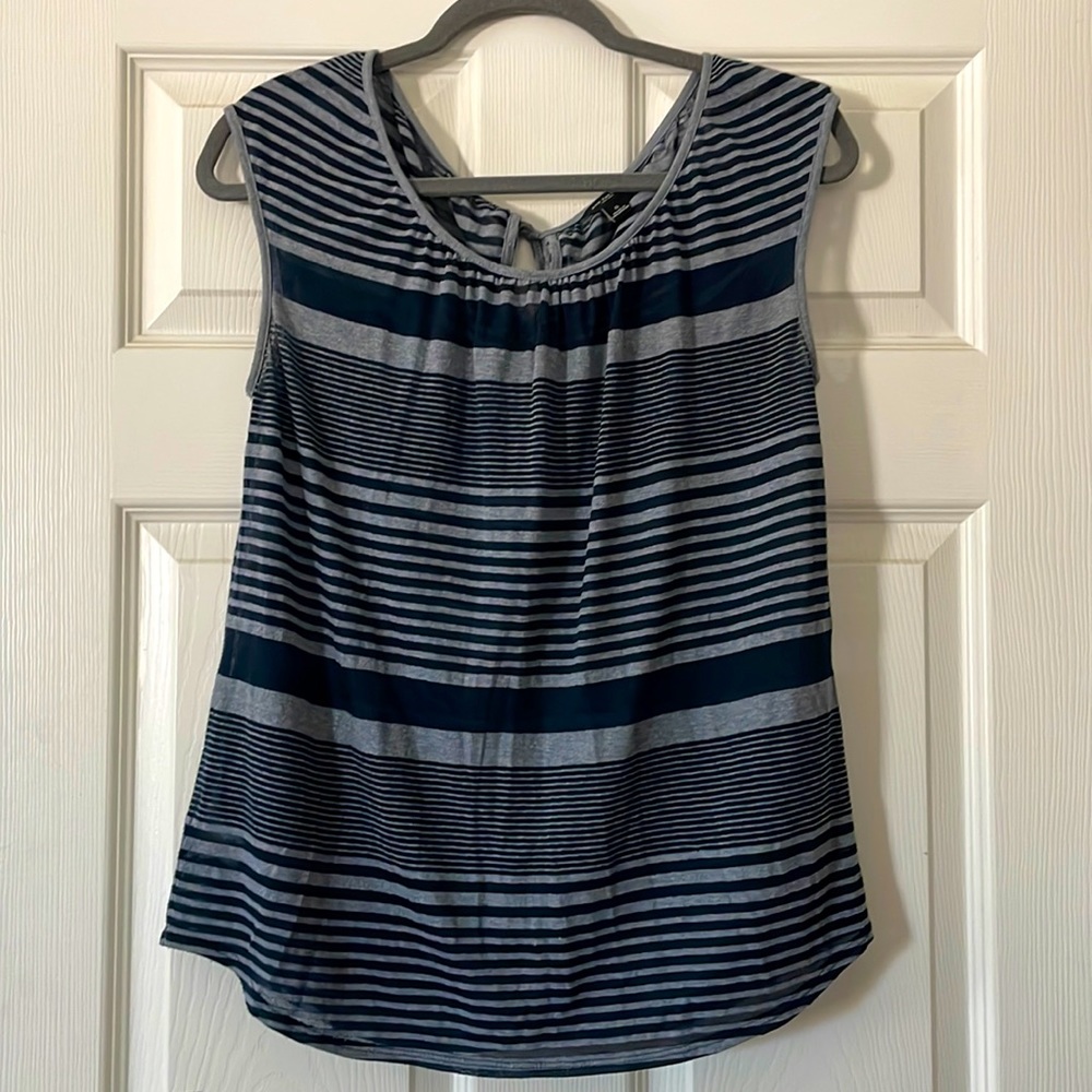 🩶Bundle 2/$12🩶 Ann Taylor sleeveless top. EUC
